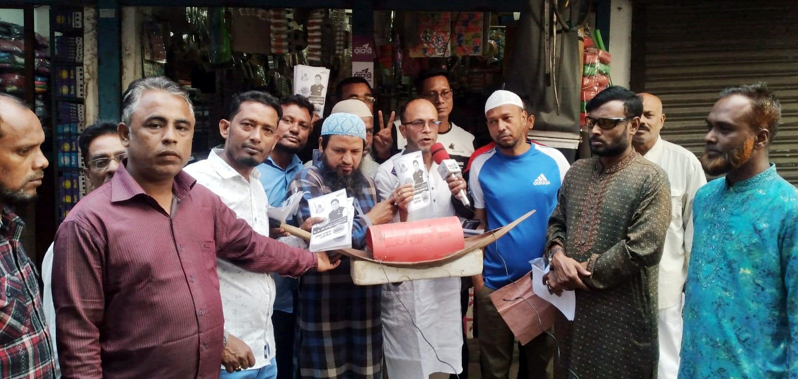সিলেট-১ আসনের নৌকার পক্ষে ভোট চেয়ে ৭নং ওয়ার্ডে লিফলেট কিতরণ ও গণসংযোগ