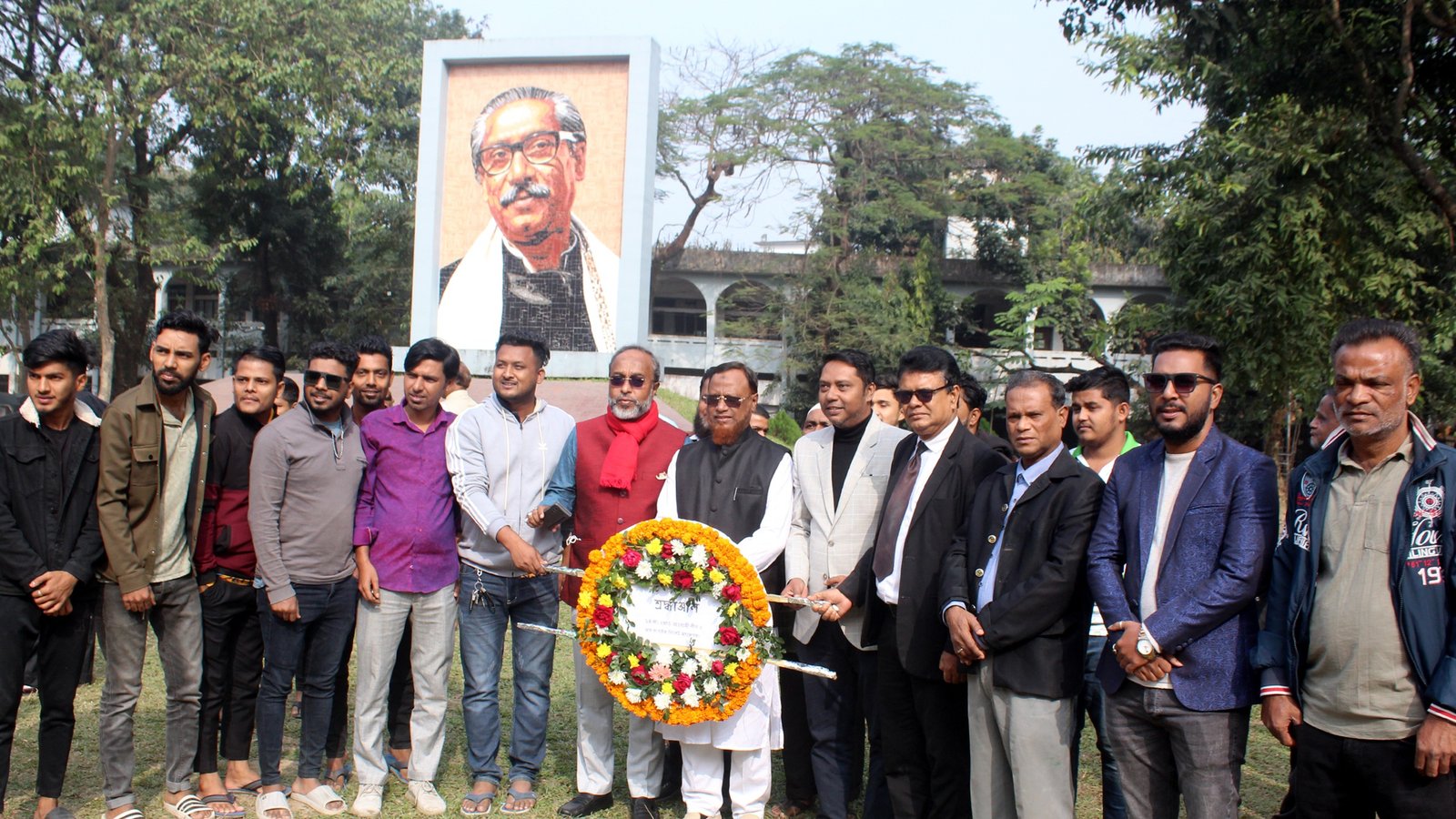 স্বদেশ প্রত্যাবর্তন দিবসে বঙ্গবন্ধুর প্রতিকৃতিতে ১৪নং ওয়ার্ড আ. লীগের শ্রদ্ধাঞ্জলি নিবেদন