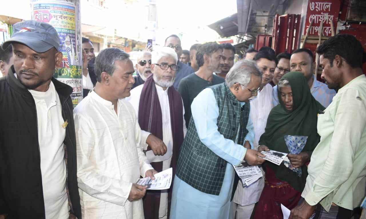নৌকায় ভোট চেয়ে বিশ্বনাথ বাজারে শফিক চৌধুরীর গণসংযোগ