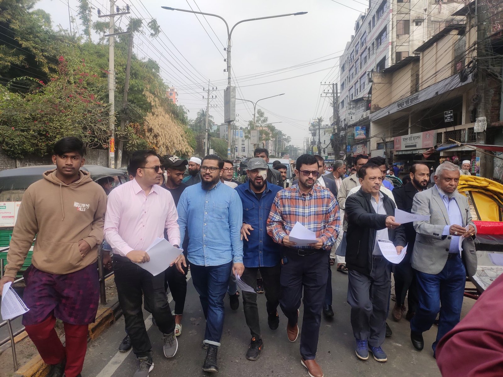নিবার্চন বাতিল ও অসহযোগ আন্দোলনের সমর্থনে আরিফুল হক’র লিফলেট বিতরণ
