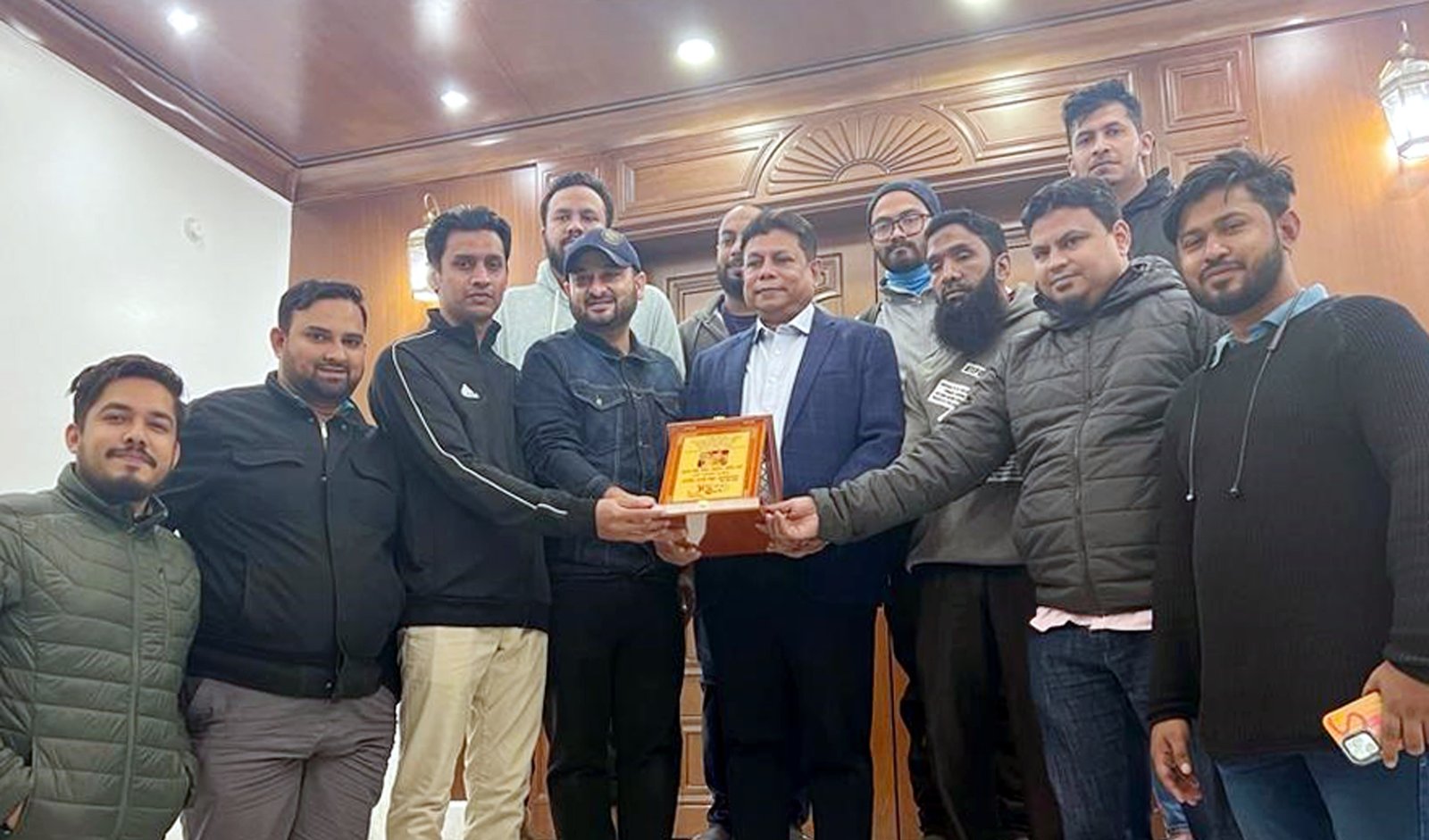 মাহি উদ্দিন আহমদ সেলিমকে হাউজিং এস্টেট ইয়ুথ এসোসিয়েশনের স্মারক প্রদান