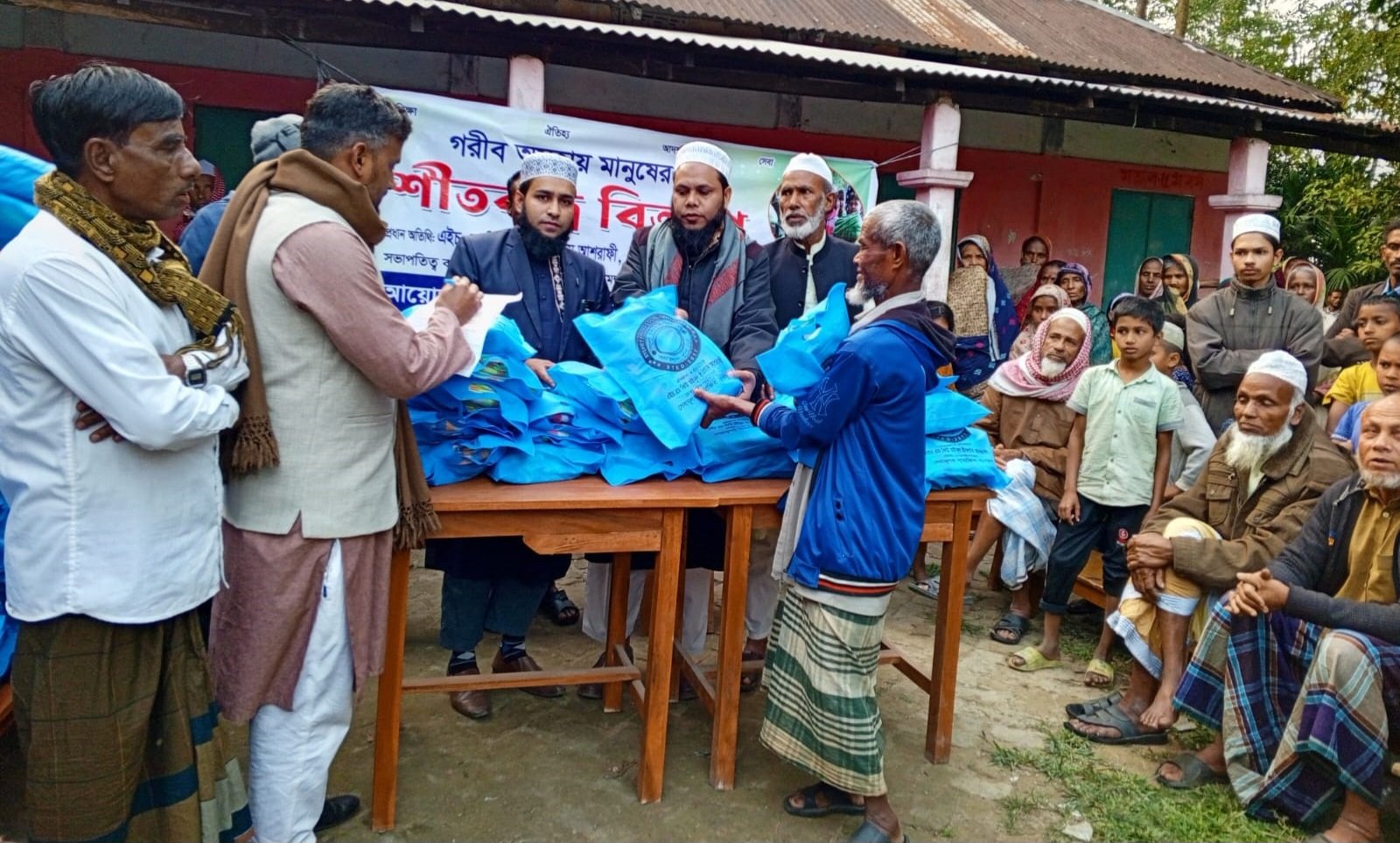 সুবিধা বঞ্চিত মানুষের মধ্যে সিলেট ফাউন্ডেশন বাংলাদেশের শীতবস্ত্র বিতরণ