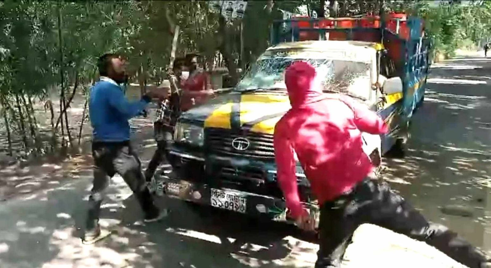 হরতালের সমর্থনে সুনামগঞ্জ ও তাহিরপুরে আলাদাভাবে বিক্ষোভ মিছিল ও গাড়ি ভাংচুর