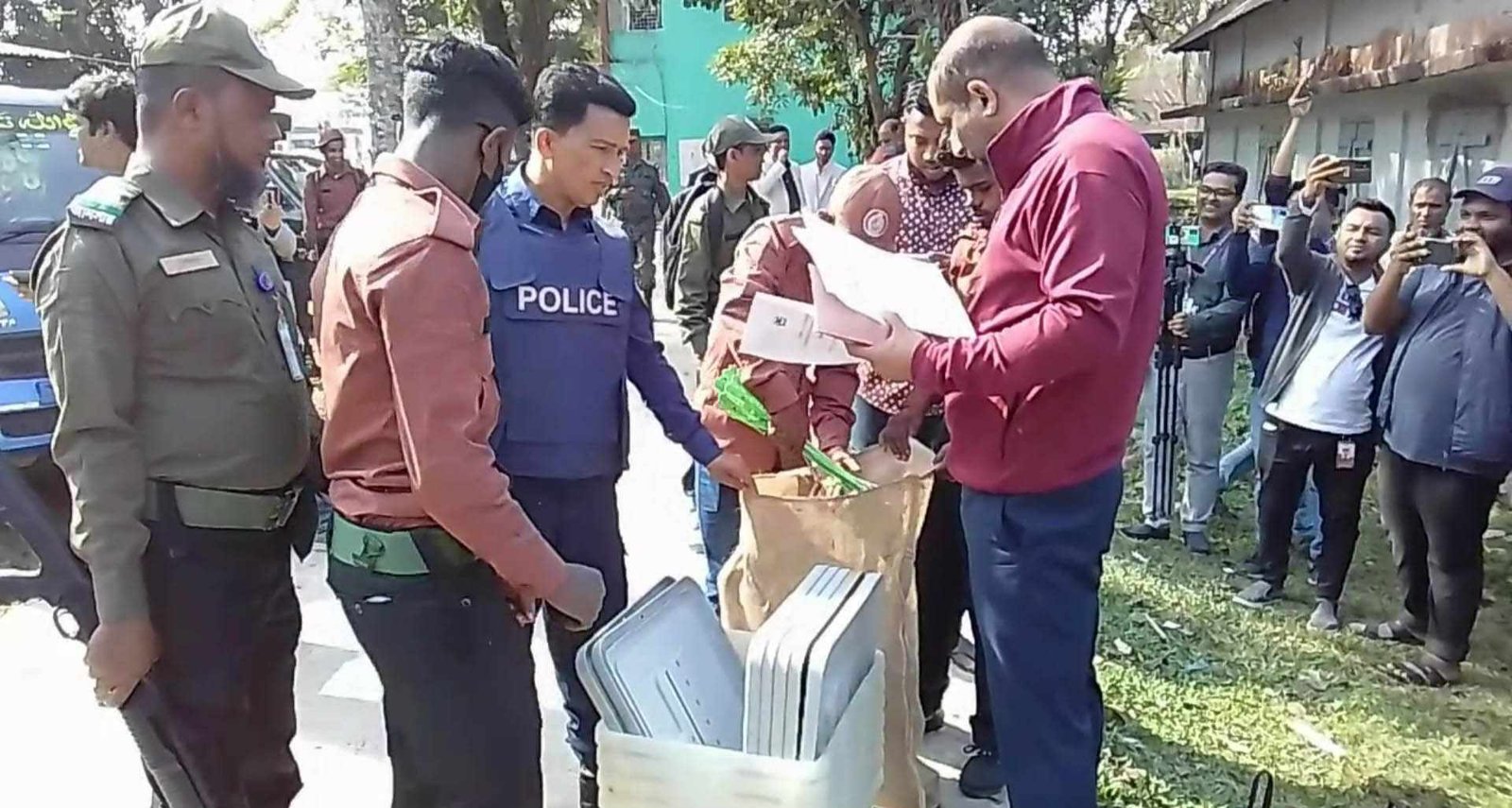 সুনামগঞ্জের ভোটকেন্দ্রে নির্বাচনী সরঞ্জাম পাঠানোর কাজ শুরু,আইন শৃংখলা বাহিনীর ১১ হাজার সদস্য মোতায়েন