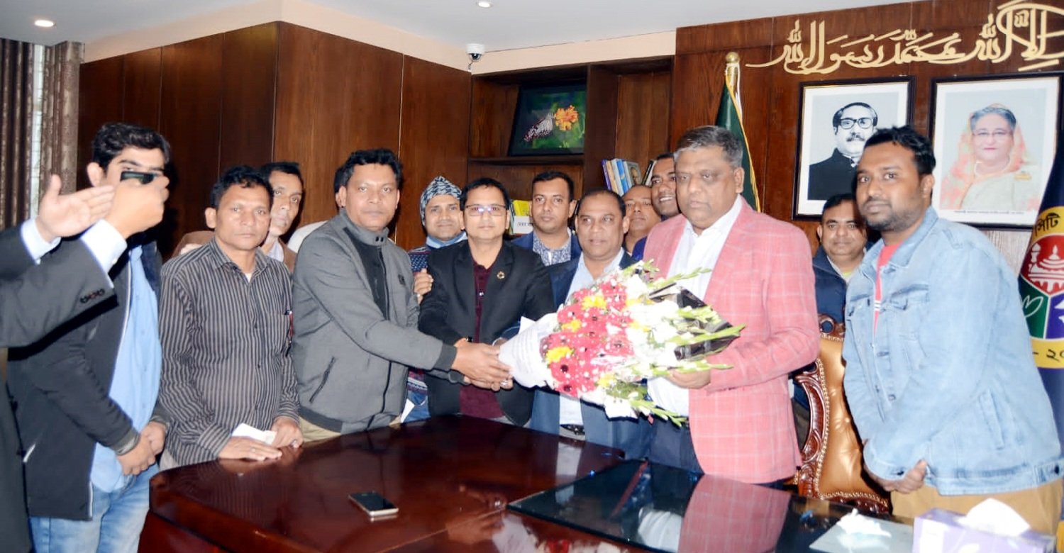 মেয়র আনোয়ারুজ্জামান চৌধুরীকে সরস্বতী পূজা উদযাপন পরিষদের শুভেচ্ছা প্রদান