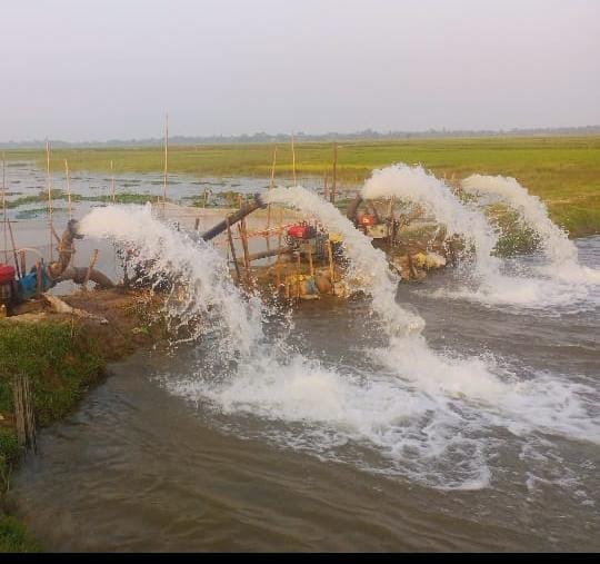 বালাগঞ্জে অবৈধভাবে বিল সেচ, ধ্বংস হচ্ছে দেশীয় মাছ, কৃষকেরা সংকিত