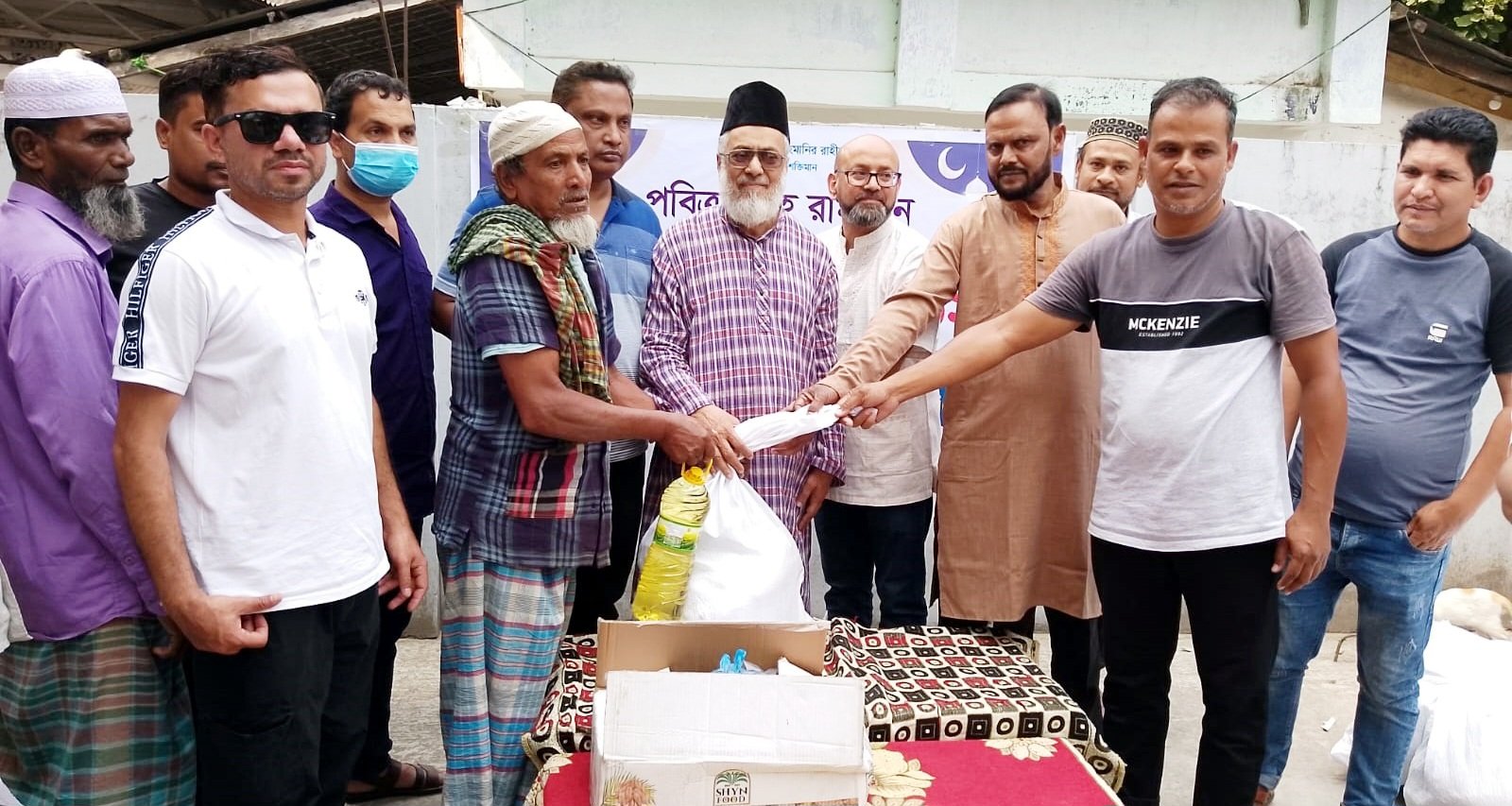 মরহুম জহুর উদ্দিন আহমদ লুন্দুর মিয়া ফাউন্ডেশনের উদ্যোগে খাদ্যসামগ্রী বিতরণ