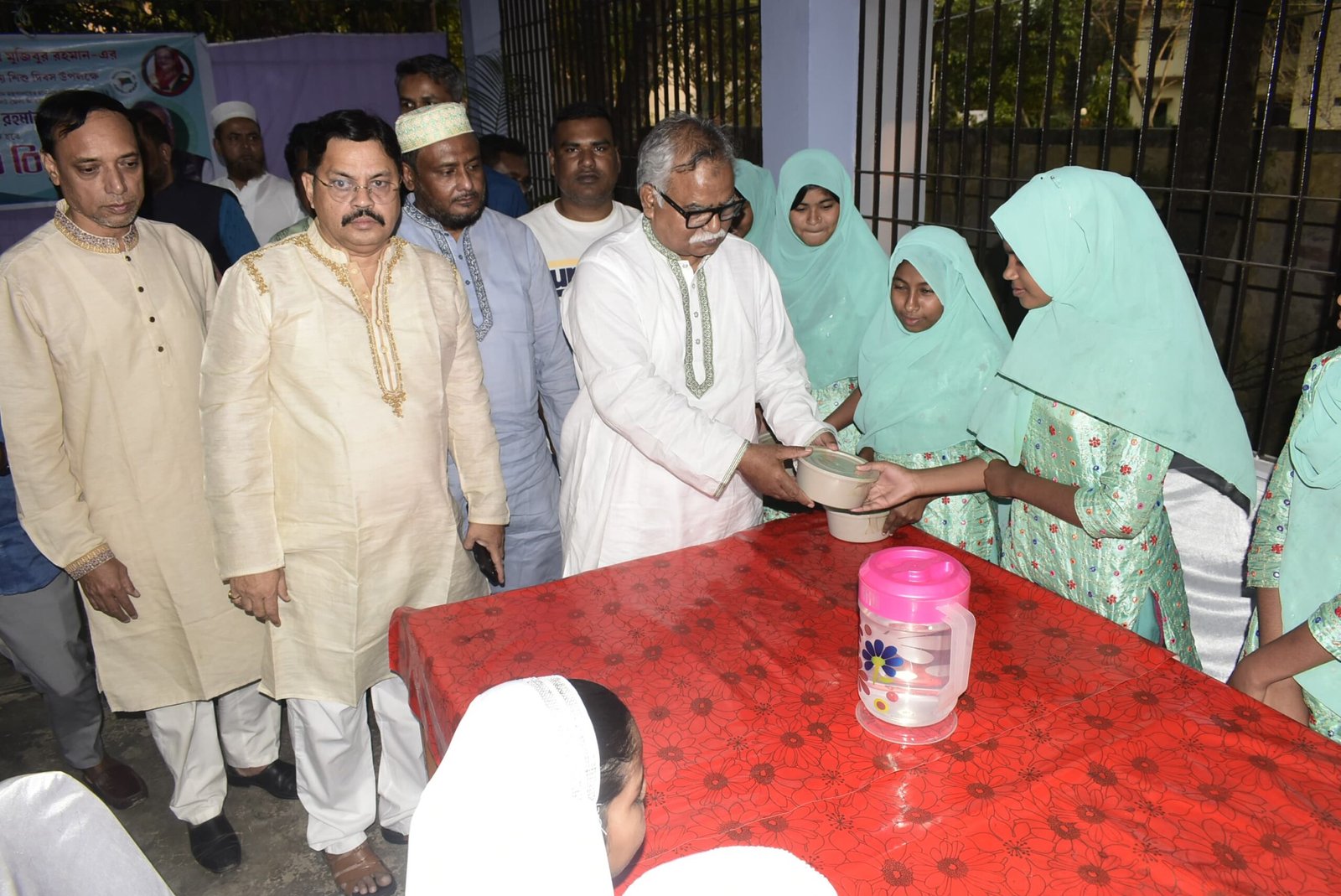বঙ্গবন্ধুর জন্মদিন উপলক্ষে শিশুদের মাঝে প্রতিমন্ত্রী শফিক চৌধুরীর ইফতার বিতরণ