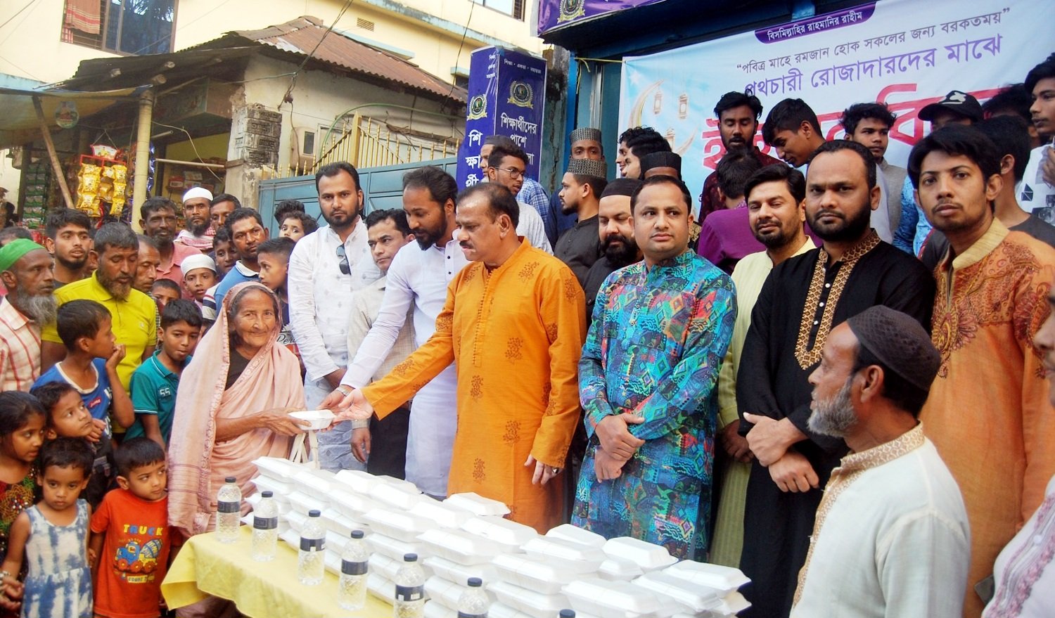 শিক্ষার্থীদের পাশে সারা বাংলা’’ সংগঠনের পক্ষ থেকে ইফতার বিতরণ