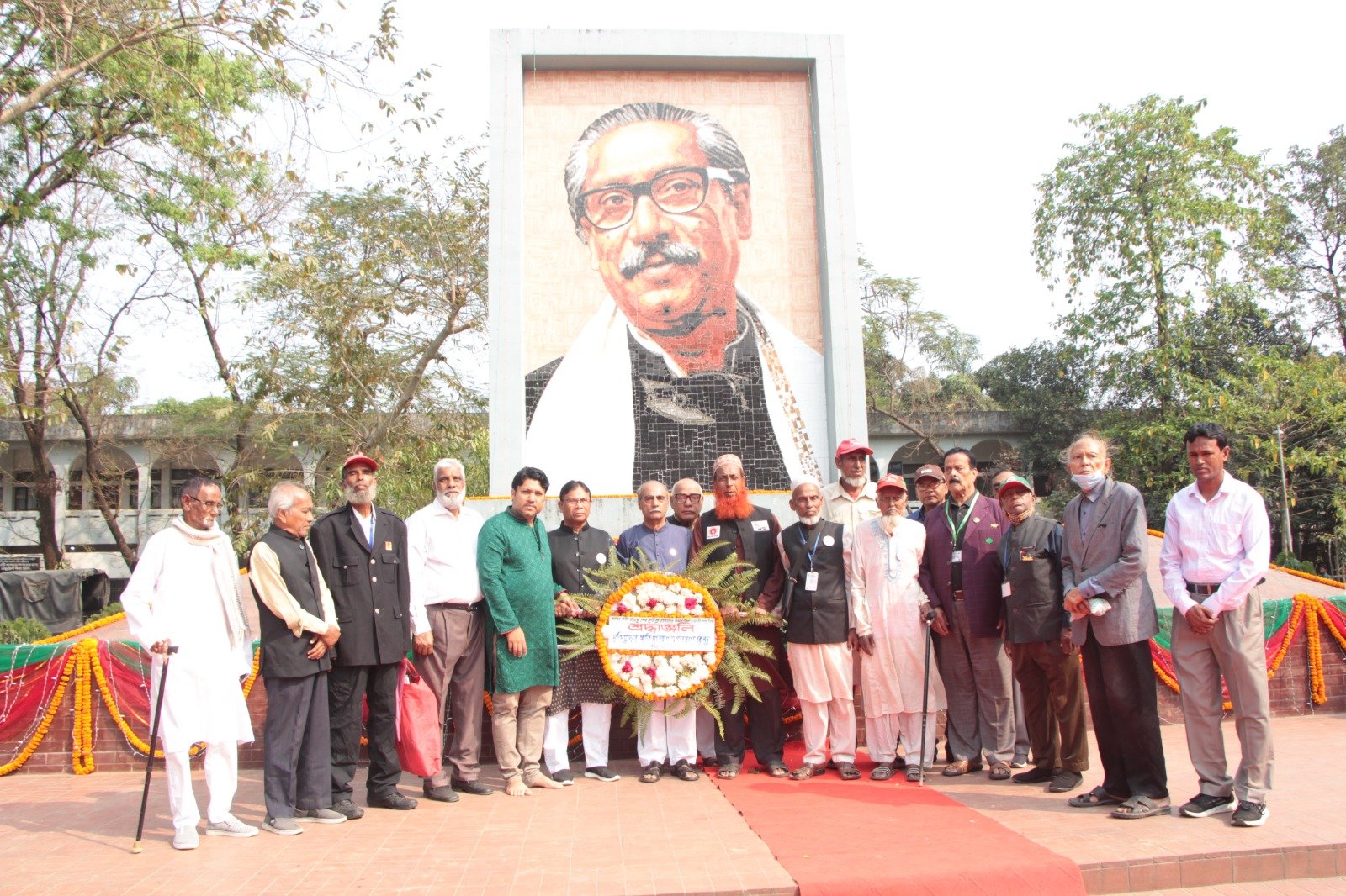 বঙ্গবন্ধুর প্রতিকৃতিতে মুক্তিযুদ্ধের স্মৃতি সংরক্ষণ ও গবেষণা কেন্দ্রের শ্রদ্ধাঞ্জলি