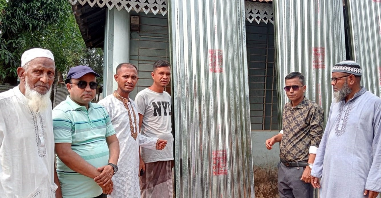 যুক্তরাষ্ট্র প্রবাসি জাবেদ আহমদ এর উদ্যোগে দক্ষিণ কুশিঘাটে ১ লক্ষ টাকার টিন বিতরণ