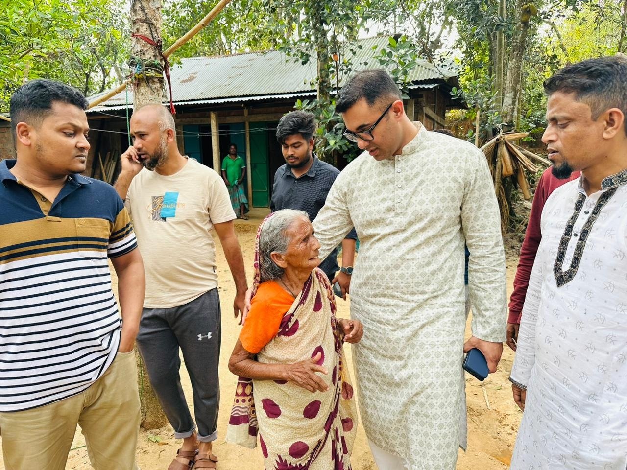 গোলাপগঞ্জে শিলাবৃষ্টিতে ক্ষতিগ্রস্তদের মাঝে চেয়ারম্যান প্রার্থী জাবেদের নগদ অর্থ বিতরণ