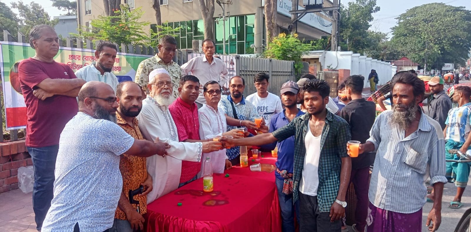 নগরীতে তৃষ্ণার্ত মানুষের মধ্যে শরবত বিতরণ করলো লোকনাথ ট্রেডিং