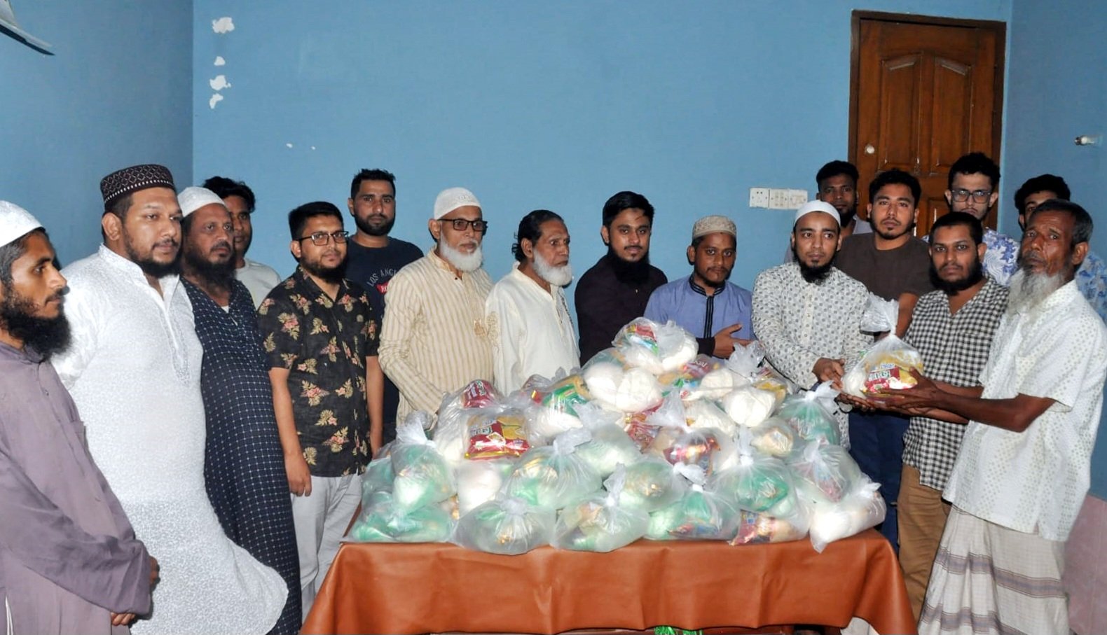 মাওলানা মাহমুদুল হাসান এলএলবি এর পক্ষ থেকে ঈদ উপহার সামগ্রী বিতরণ