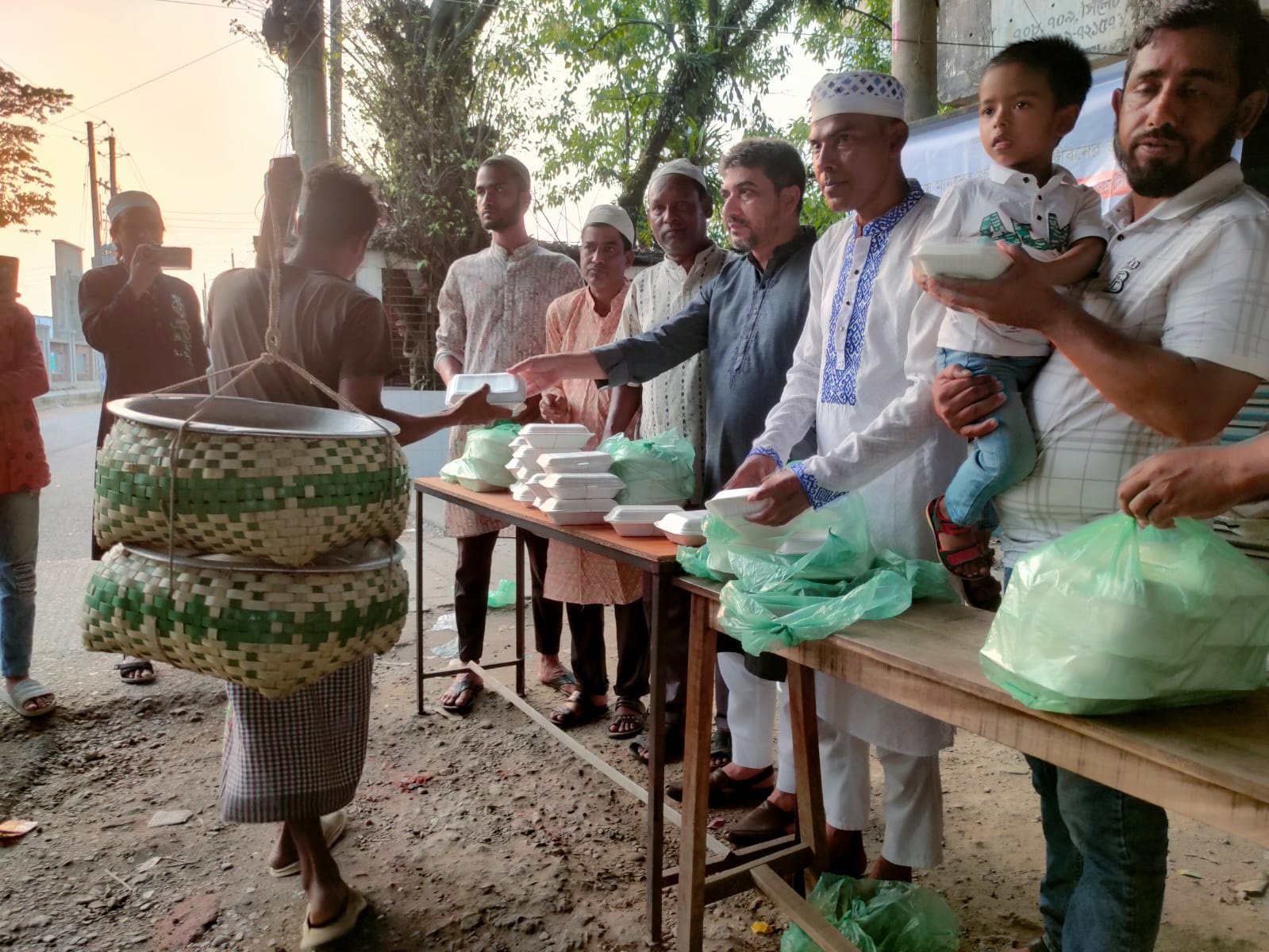 পথচারী ও রোজাদারদের মধ্যে সাউথ সুরমা ন্যাশনালিষ্ট ফোরামের ইফতার বিতরণ