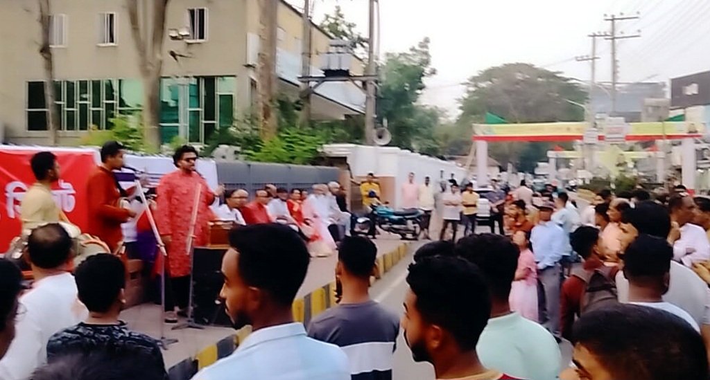 সরকারি বাঁধা ও সময় সংকোচনের নির্দেশ উপেক্ষা করে নববর্ষে উদীচীর প্রতিবাদী সাংস্কৃতিক সমাবেশ