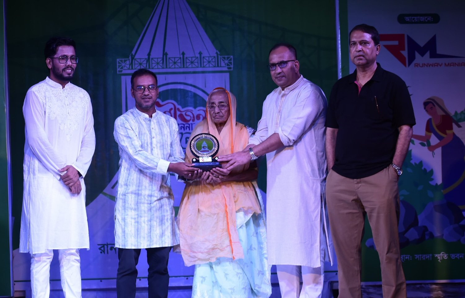 সিলেটে গুণীজন সম্মাননা ও ঐতিহ্য নিয়ে ফ্যাশন শো অনুষ্ঠিত