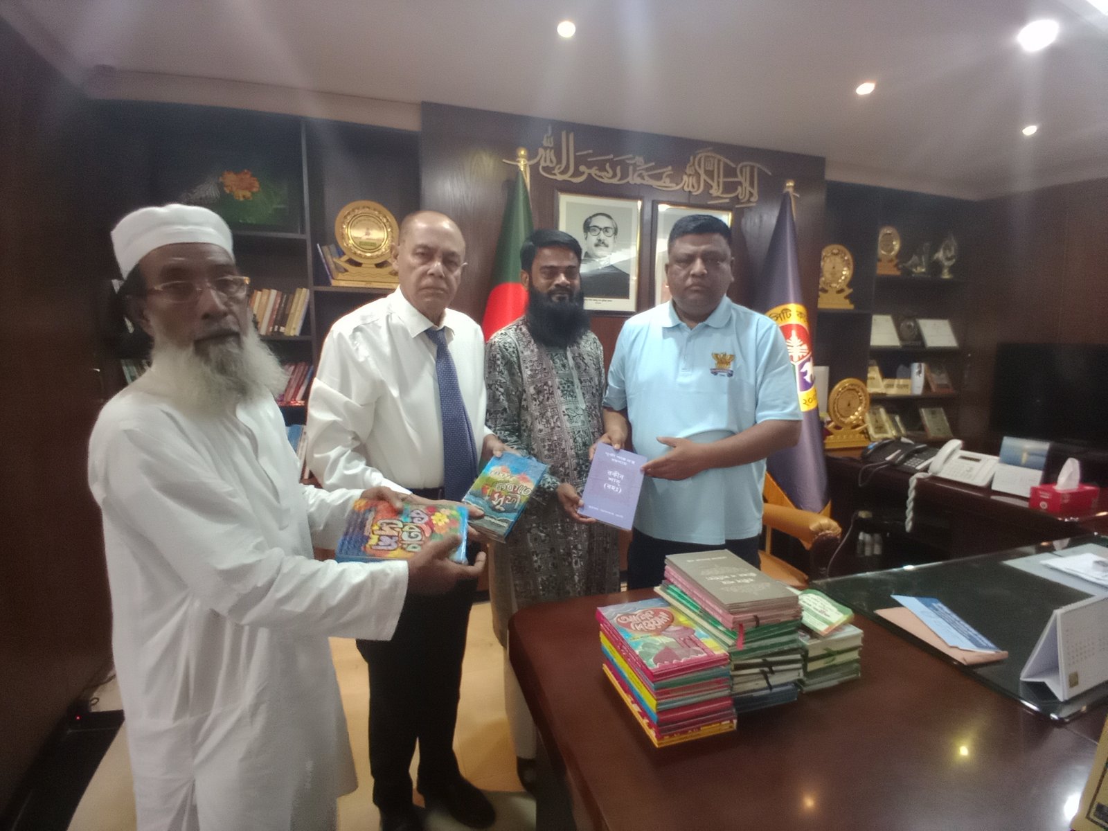 সিসিক মেয়বের কাছে পাঠাগারের জন্য গ্রন্থ হস্তান্তর