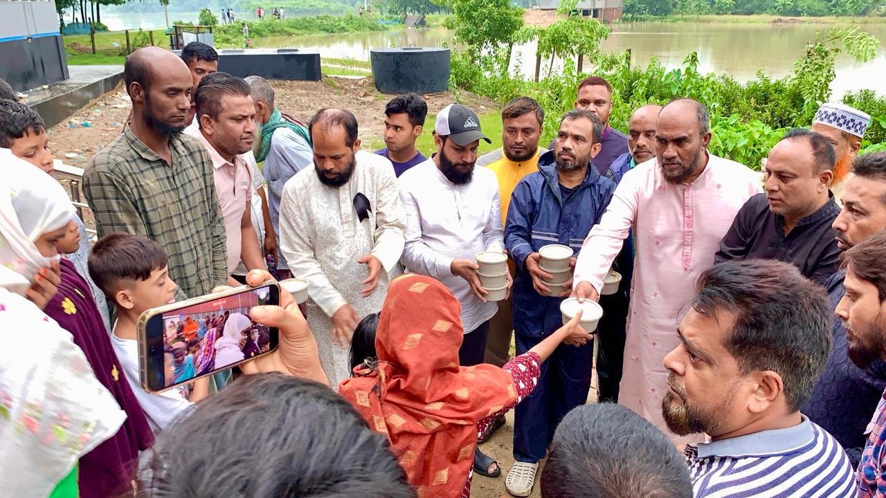 মানুষদের মাঝে সিলেট জেলা বিএনপির পক্ষ থেকে নগদ অর্থ ও রান্না করা খাবার বিতরণ করা হয়।