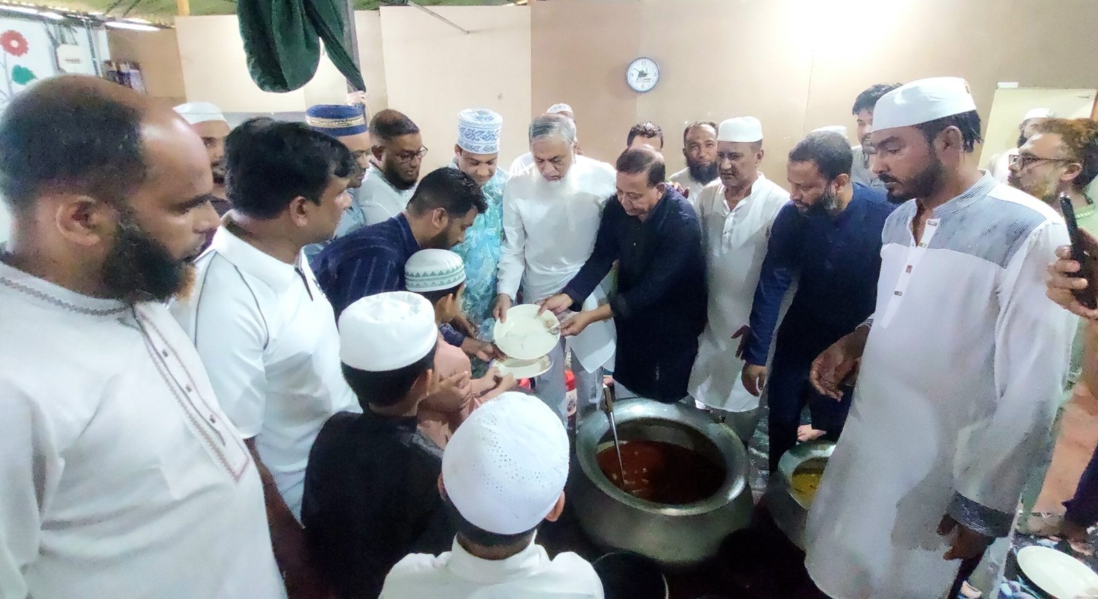 মরহুম প্রেসিডেন্ট জিয়াউর রহমানের মৃত্যুবার্ষিকীতে সিলেট মহানগর বিএনপির খাদ্য বিতরণ