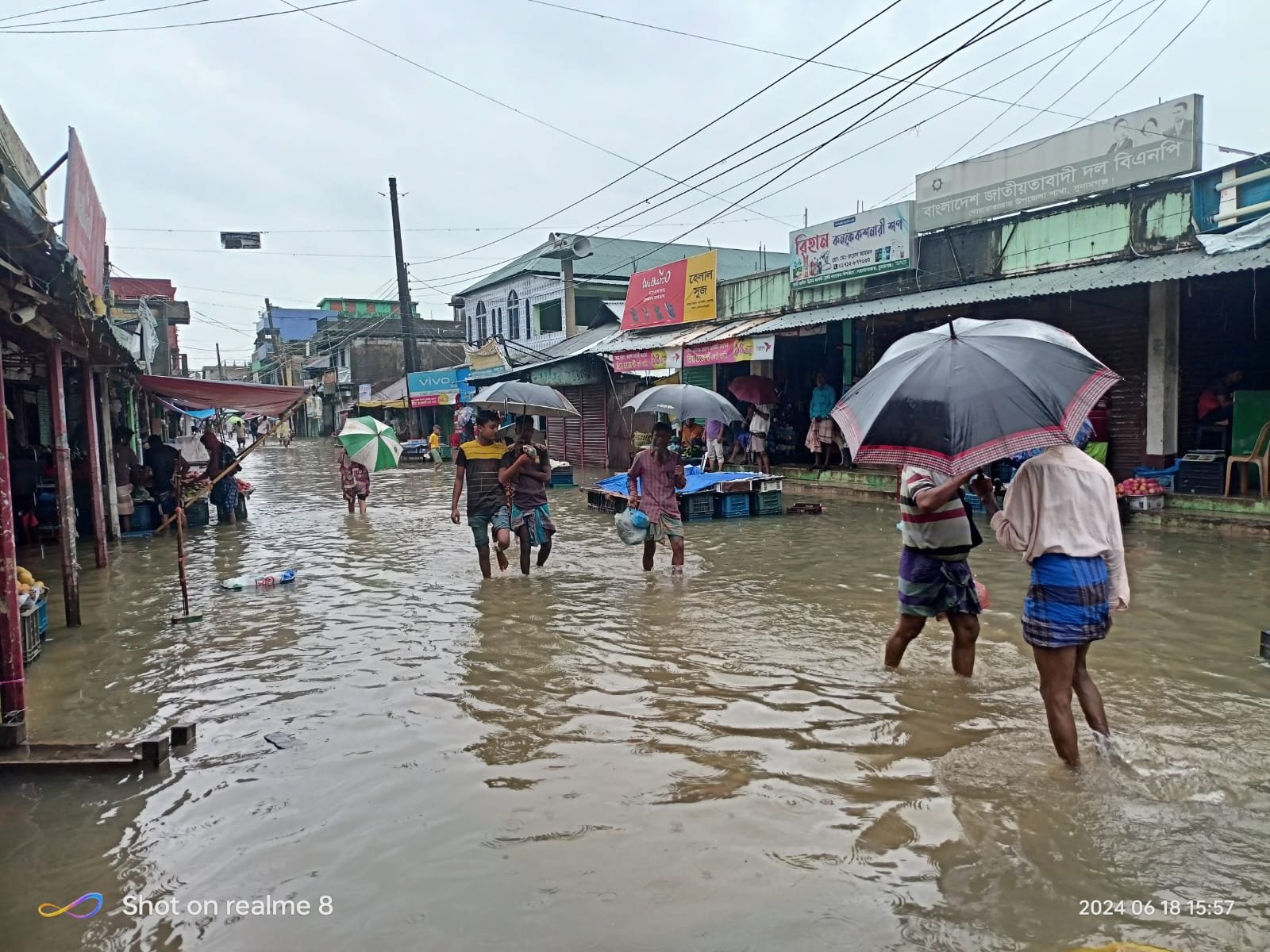 দোয়ারাবাজারে একে একে ডুবছে ঘরবাড়ি ও রাস্তাঘাট,পুকুর