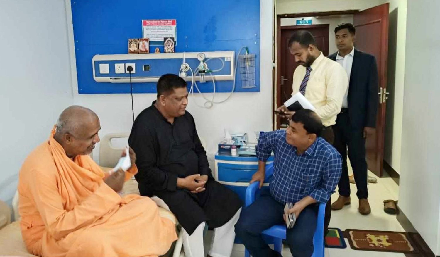 অসুস্থ ইসকন মহারাজকে দেখতে হাসপাতালে সিসিক মেয়র ও এমপি