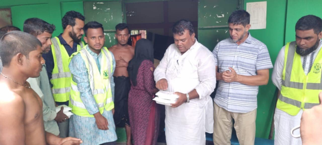হাসান ফাউন্ডেশনের উদ্যোগে রান্না করা খাবার বিতরণ