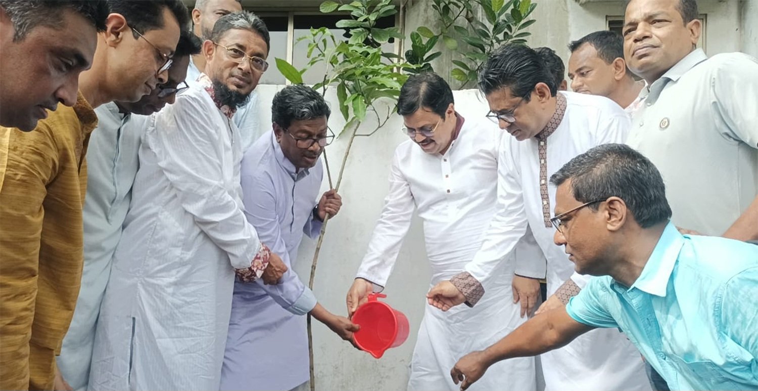 সিলেটে কেন্দ্রীয় স্বেচ্ছাসেবক লীগের নেতৃবৃন্দ অস্তিত্ব টিকিয়ে রাখতে বৃক্ষরোপণ অপরিহার্য