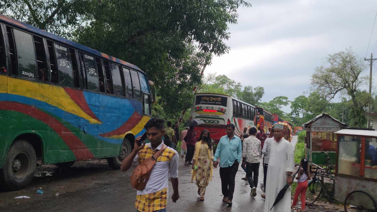 প্রবল বর্ষণেও চুনারুঘাটে পর্যটকদের ভিড় লক্ষ্য করার মতো