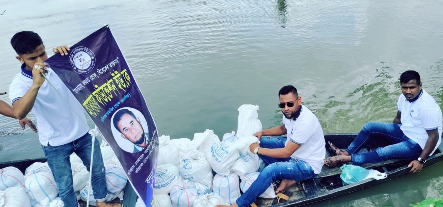 জকিগঞ্জে পানিবন্দি মানুষের মধ্যে আনোয়ার ফাউন্ডেশন ইউকের খাদ্য সামগ্রী বিতরণ