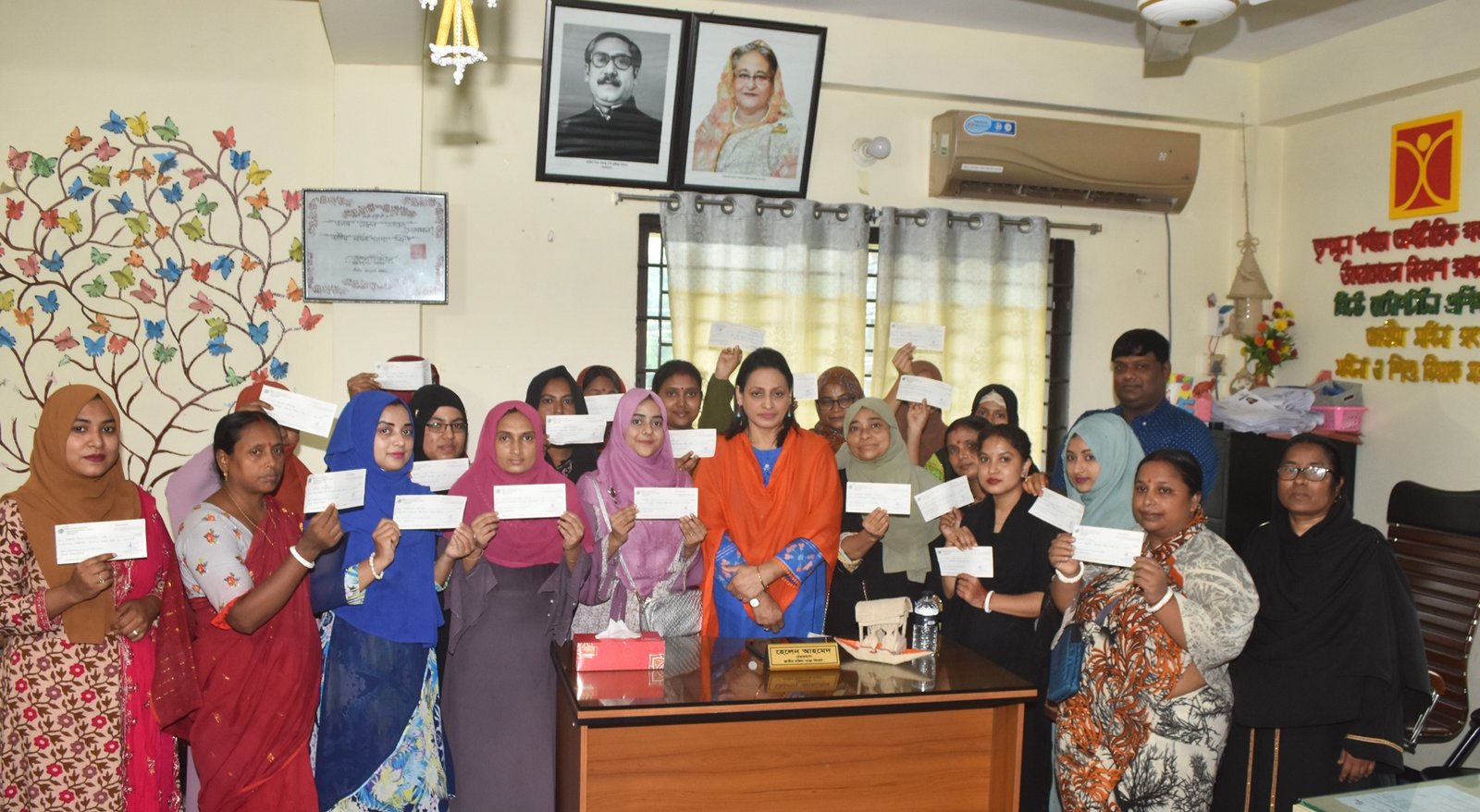 জাতীয় মহিলা সংস্থার উদ্যোগে নারী উদ্যোক্তাদের চেক বিতরণ