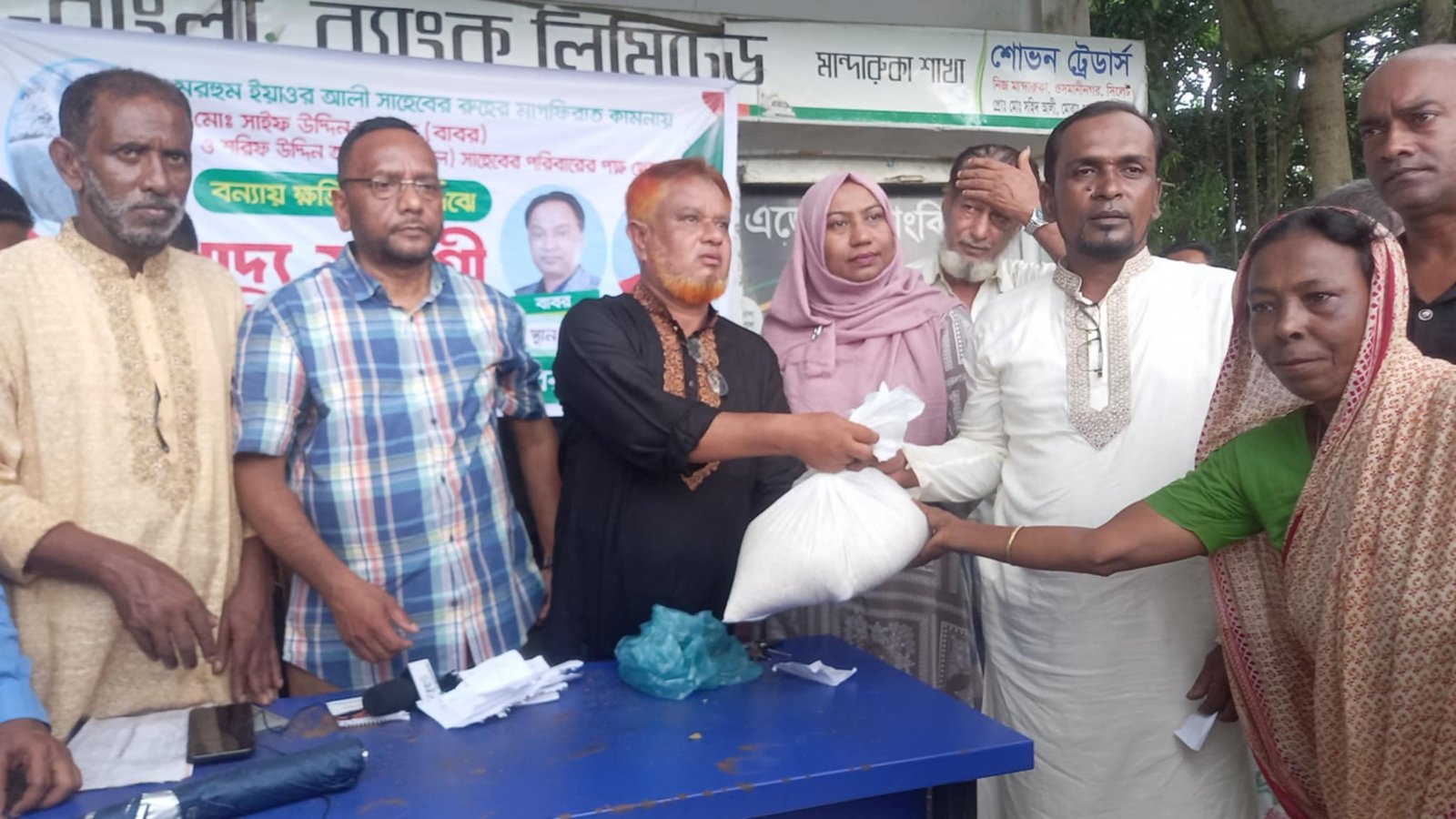 মরহুম ইয়াওর আলী রুহের মাগফিরাত কামনায় খাদিম পুর অসহায় মানুষের মধ্যে খাদ্য সামগ্রিক বিতরণ