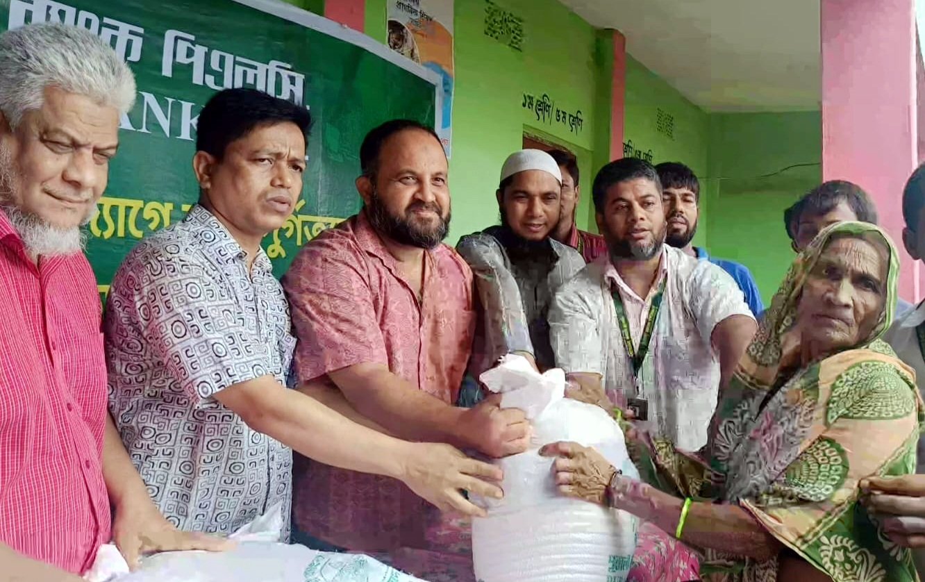 সুনামগঞ্জের পূবালী ব্যাংকের ত্রাণ বিতরণ ৫’শতাধিক পরিবারে এক চিলতে হাসি