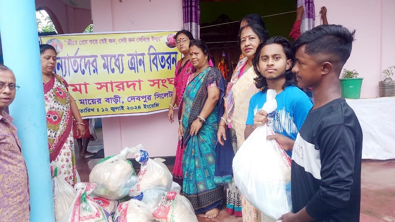 সারদা সংঘের উদ্যোগে ছিটাগোটাটিকর এলাকায় ত্রান সামগ্রী বিতরণ