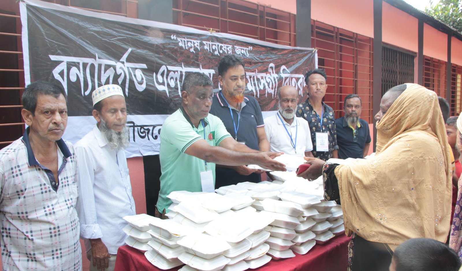 গোপাল এলাকায় বন্যার্তদের মাঝে সুরমা বয়েজ ক্লাবের খাবার বিতরণ