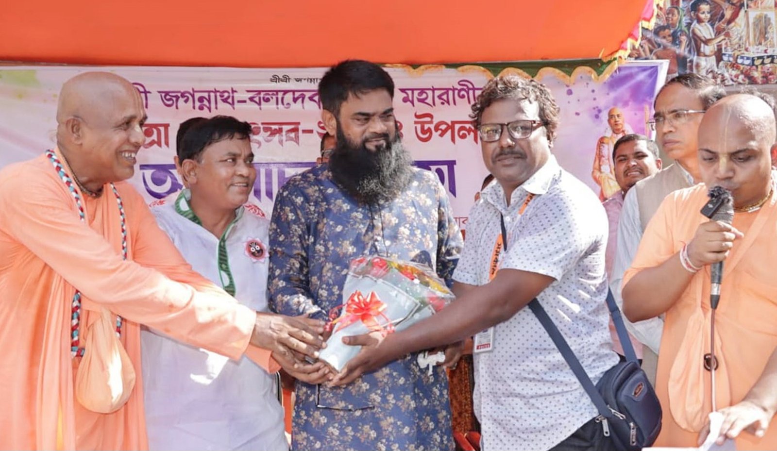 সাংবাদিক মো. ইউসুফ আলীকে সংবর্ধিত করলো ইসকন