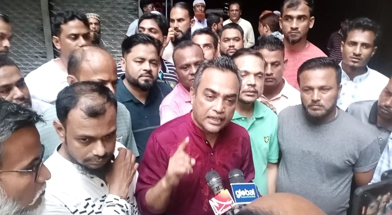 ব্যবসায়ীদের সাথে মতবিনিময় ও মন্দির পরিদর্শন করল সিলেট জেলা ও মহানগর যুবদল