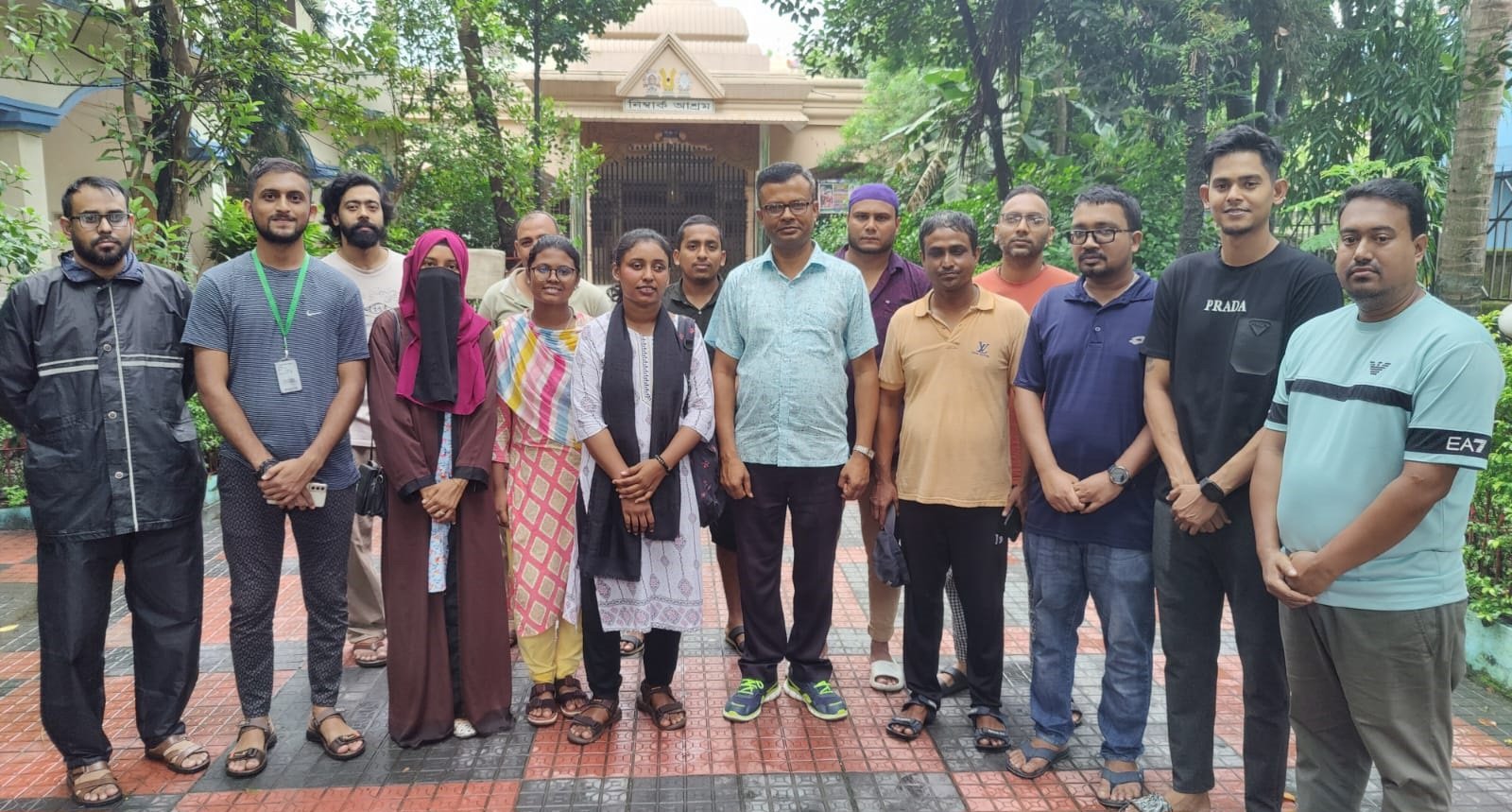 দাড়িয়াপাড়ায় মন্দির ও আশ্রম পরিদর্শণে বৈষম্যবিরোধী আন্দোলনের শিক্ষার্থীরা