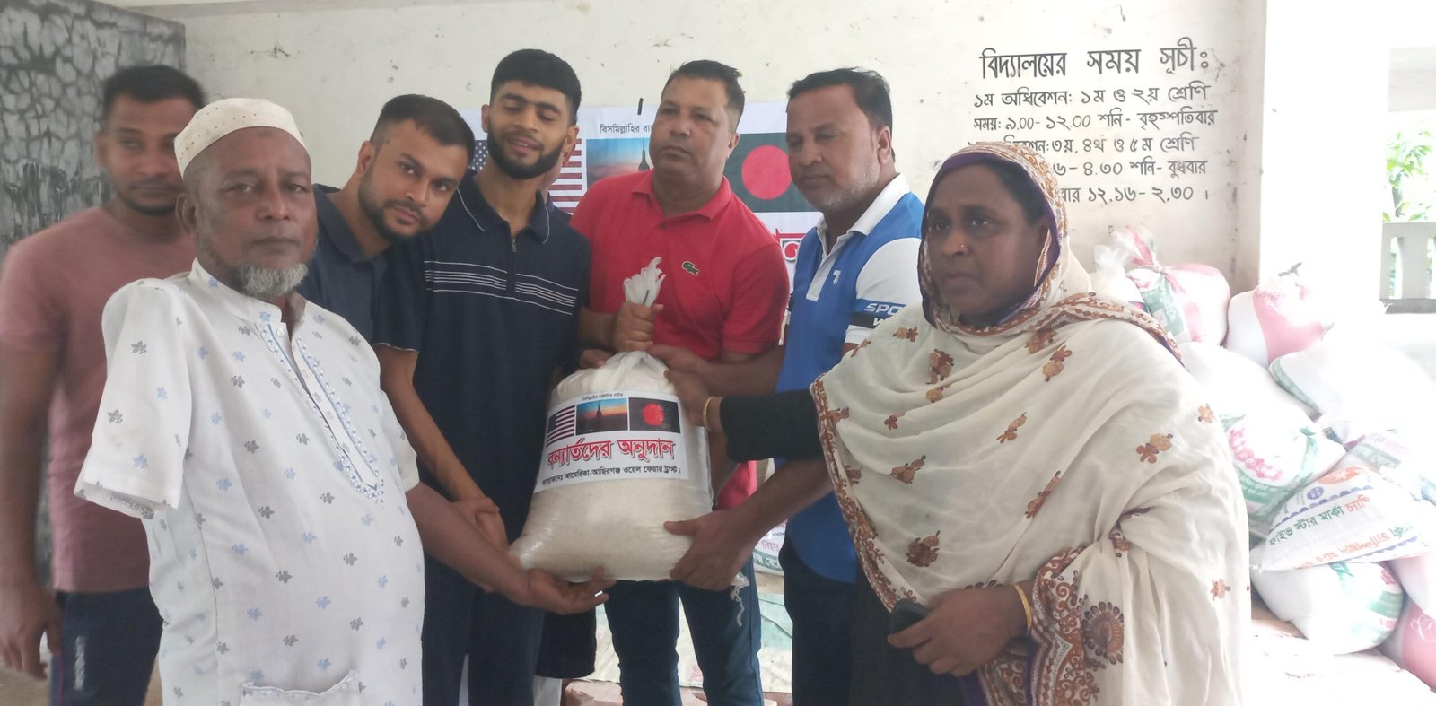 আমেরিকা-আছিরগঞ্জ ওয়েল ফেয়ার ট্রাস্টের উদ্যোগে বন্যার্তদের মাঝে চাল বিতরণ