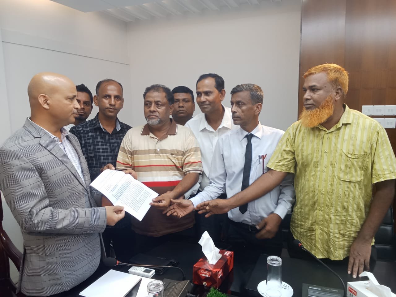 গোয়াইনঘাটের পাথর ও বালু মহালে নৈরাজ্য দূর্নীতি বন্ধের দাবী: বিভাগীয় কমিশনারের কাছে স্মারকলিপি 
