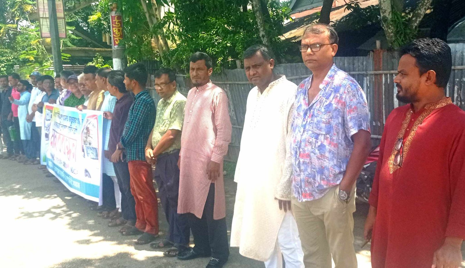 ইস্ট ওয়েস্ট মিডিয়া গ্রুুপের অফিসে হামলার ঘটনায় দুর্বৃত্তদের শাস্তির দাবীতে সুনামগঞ্জে মানববন্ধন