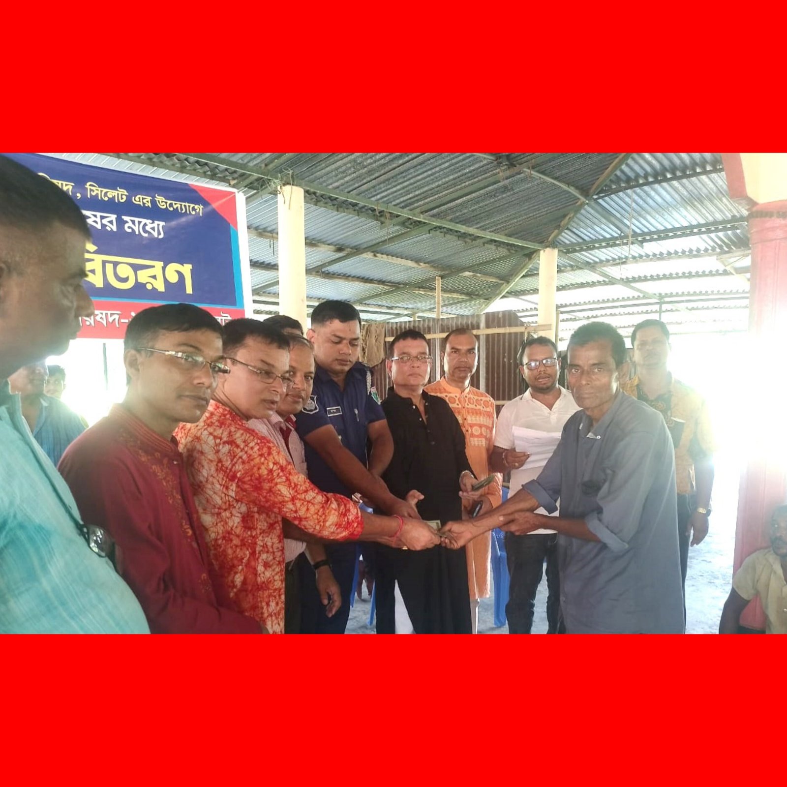 সার্বজনীন জন্মাষ্টমী উদযাপন পরিষদ সিলেটের পক্ষ থেকে বন্যার্তদের মধ্যে নগদ অর্থ প্রদান