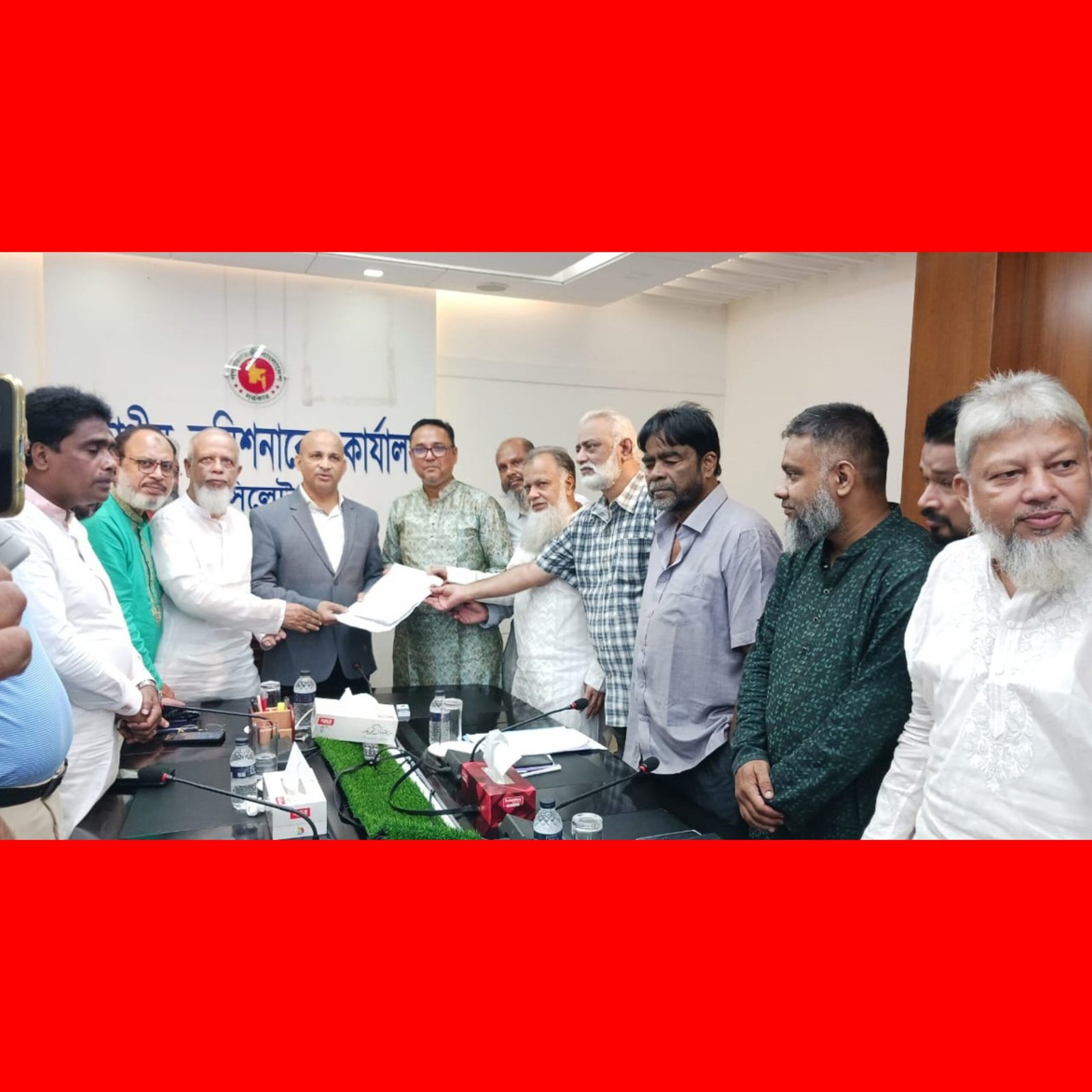 সিলেট চেম্বারের বোর্ড বাতিল করে প্রশাসক নিয়োগে বিভাগীয় কমিশনারের কাছে স্মারকলিপি প্রদান