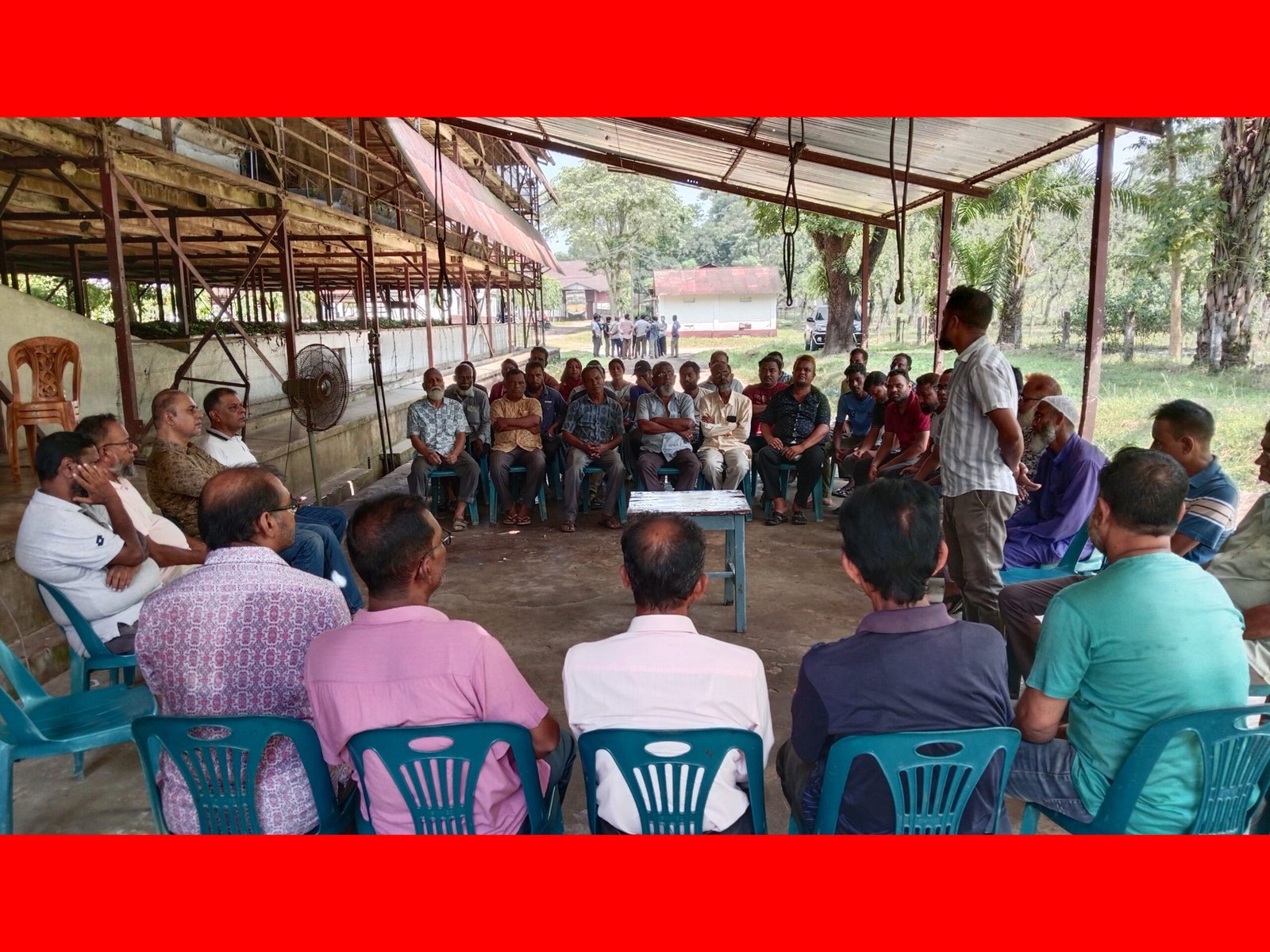 বুরজান চা বাগানে কর্মকর্তা ও কর্মচারীরা প্রতিবাদ সমাবেশ ও কর্ম বিরতি করেছে