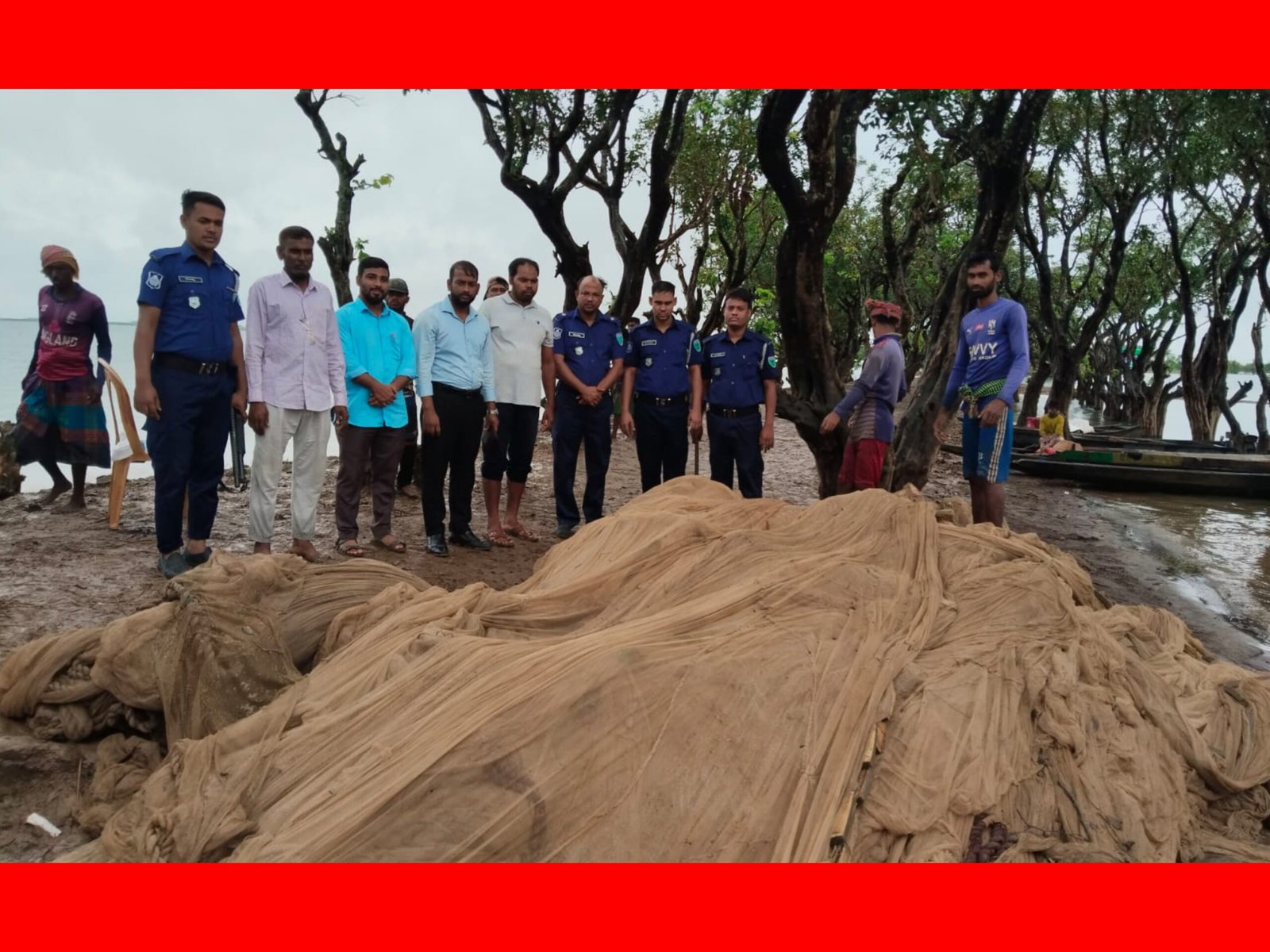 টাঙ্গুয়ার হাওরে মাছ চুরিকালে ব্যবহার নিষিদ্ধ কোনাজাল জব্দ