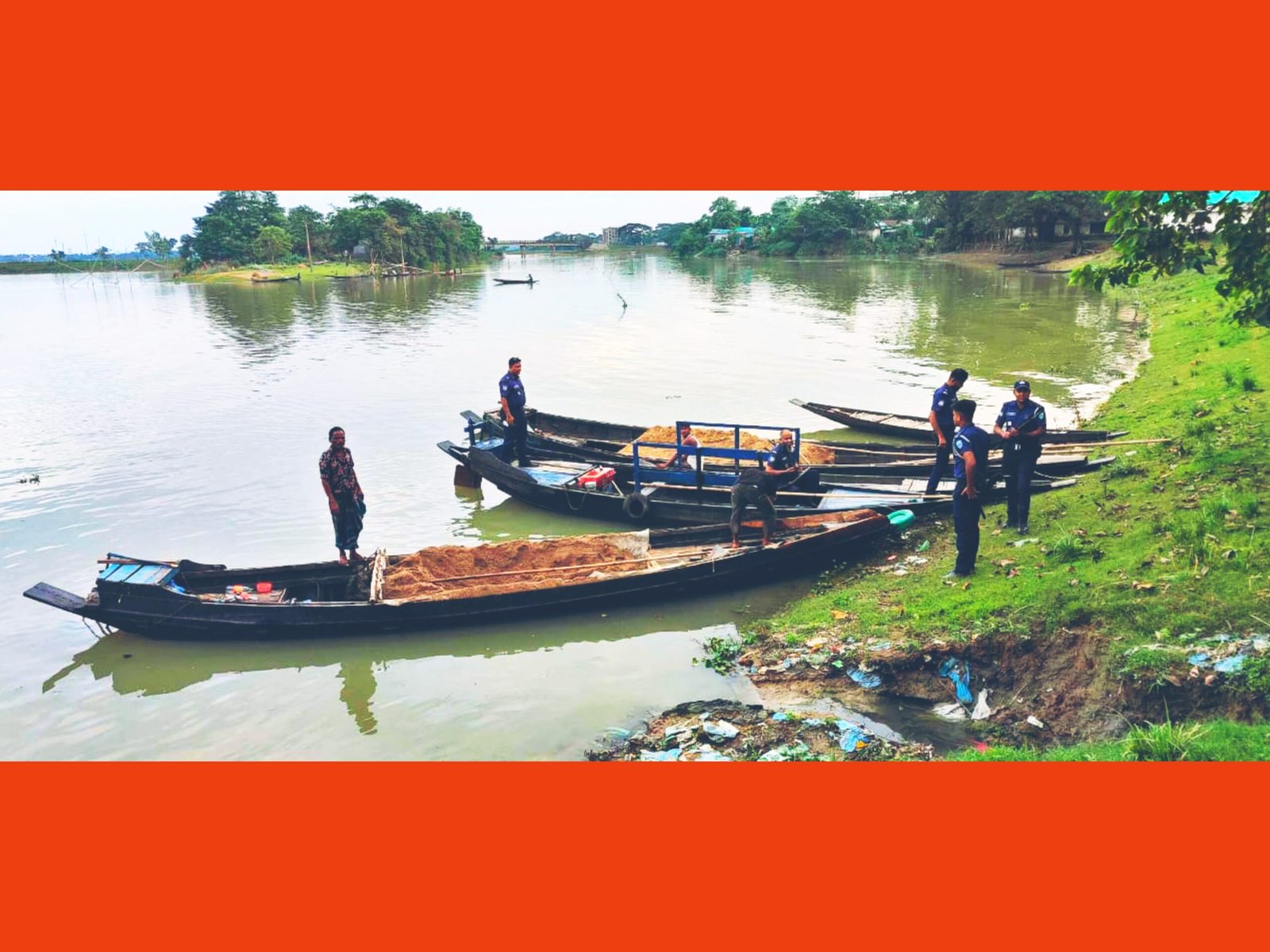 সুনামগঞ্জের দোয়ারাবাজারে অবৈধ বালু উত্তোলন বন্ধে পুলিশের অভিযান
