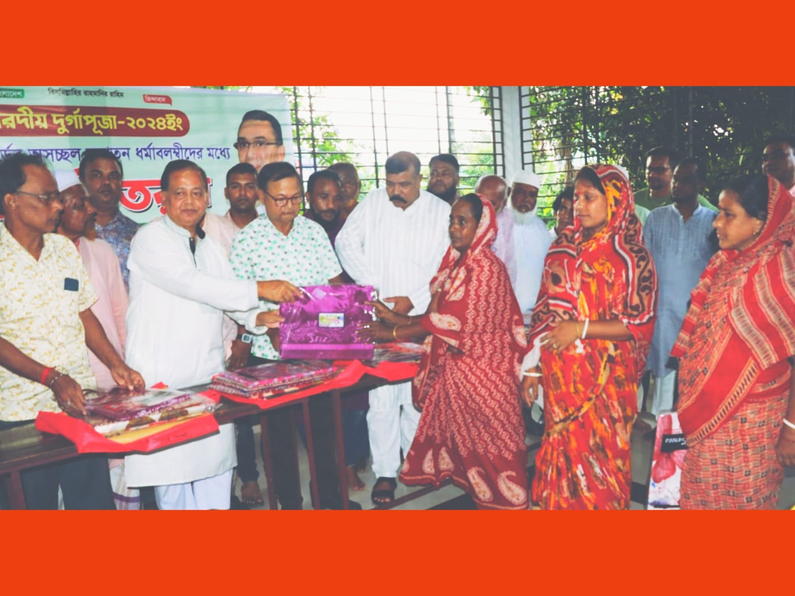 দুর্গাপূজা উপলক্ষে ইমদাদ চৌধুরী উপহার সামগ্রী বিতরণ