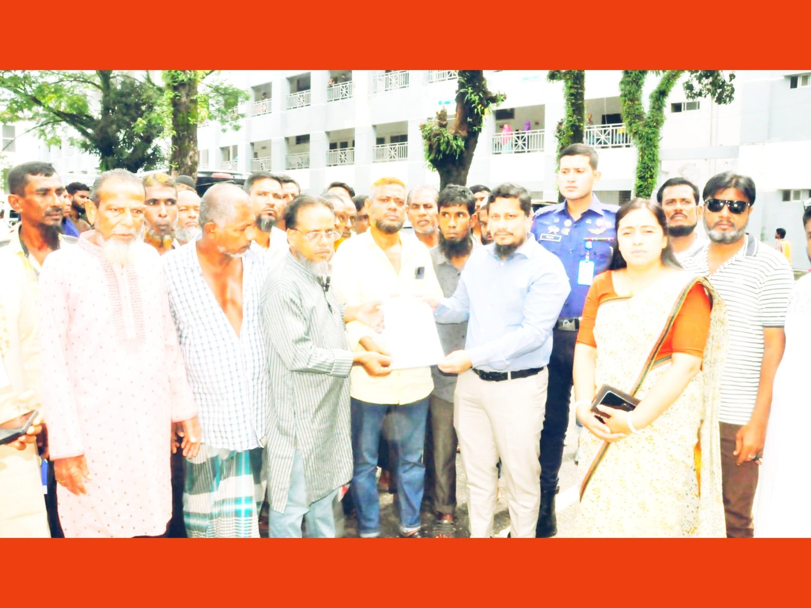 নগরীর ৩৫ নম্বর ওয়ার্ডে ভূমিখেকো চক্রের হয়রানি বন্ধের দাবিতে ভূমি উপদেষ্টা বরাবর স্মারকলিপি