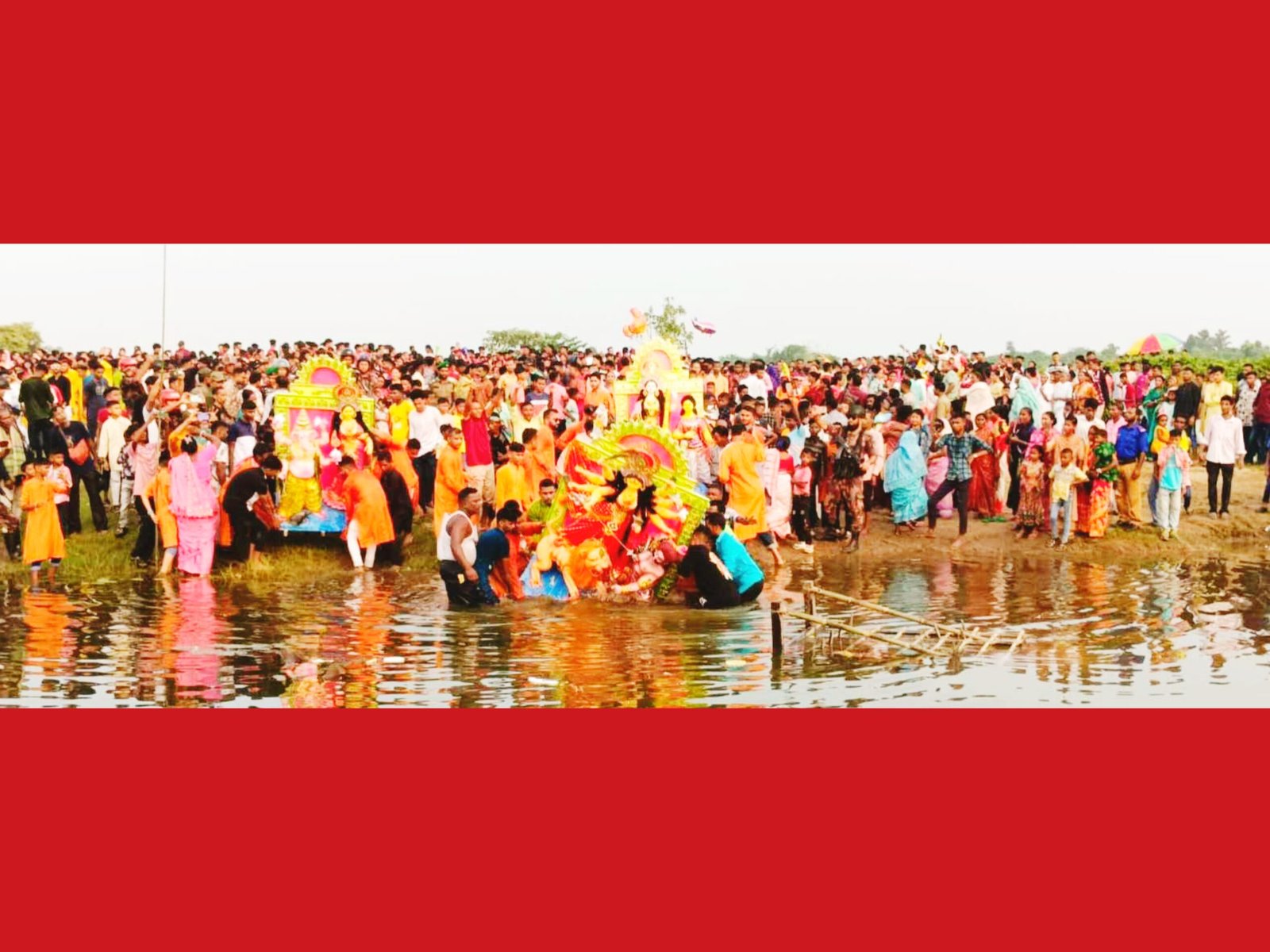 সিলেটে বিজিবি ও আইনশৃঙ্খলা বাহিনীর কড়া নিরাপত্তায় দুর্গাপূজার প্রতিমা বিসর্জন সম্পন্ন
