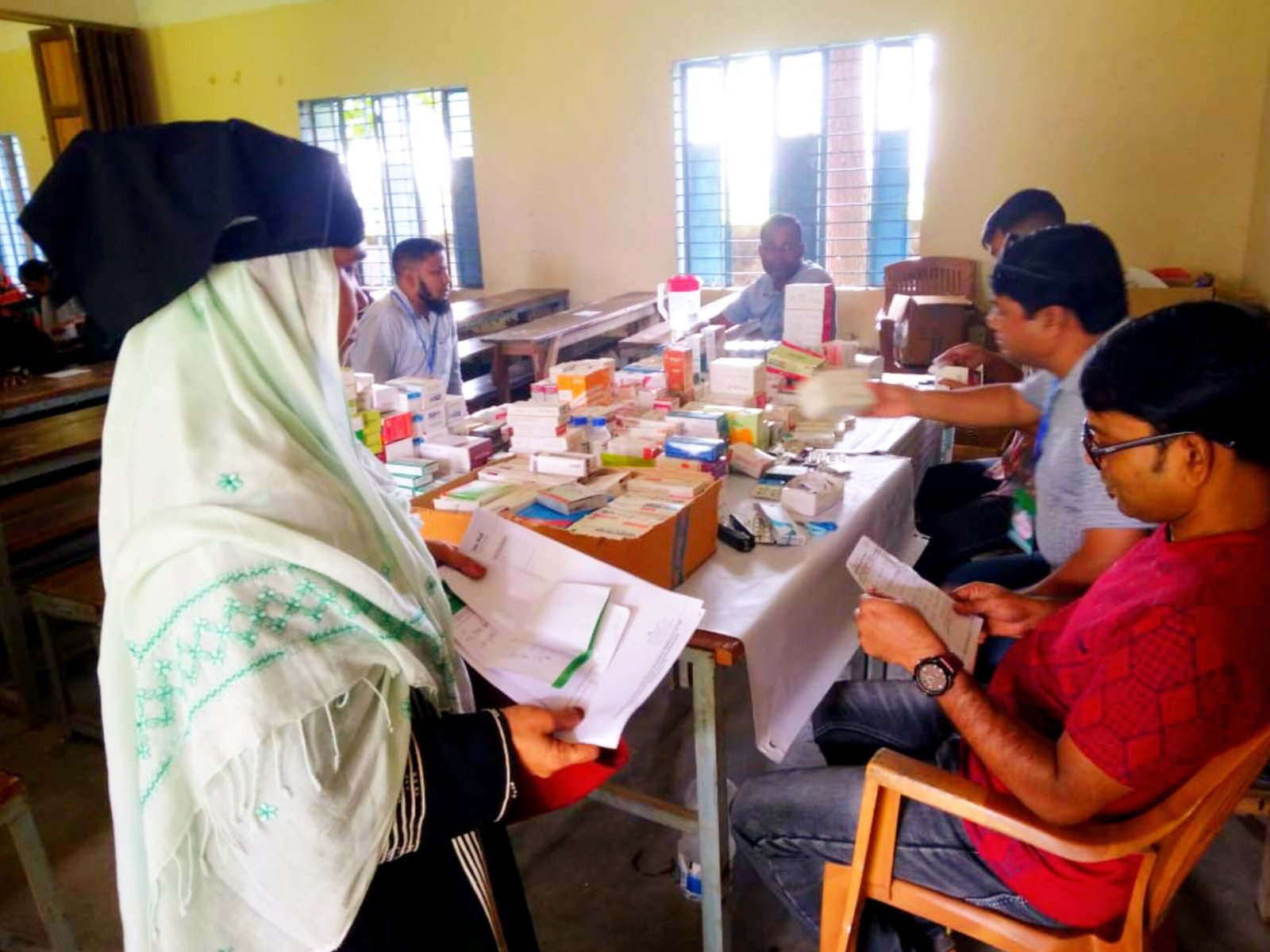 অসহায় মানুষদের মাঝে শমশেরনগর হাসপাতালের বিনামূল্যে চিকিৎসা সেবা ও ঔষধ বিতরণ